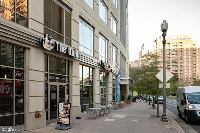 Building Photo - 3800 Fairfax Dr