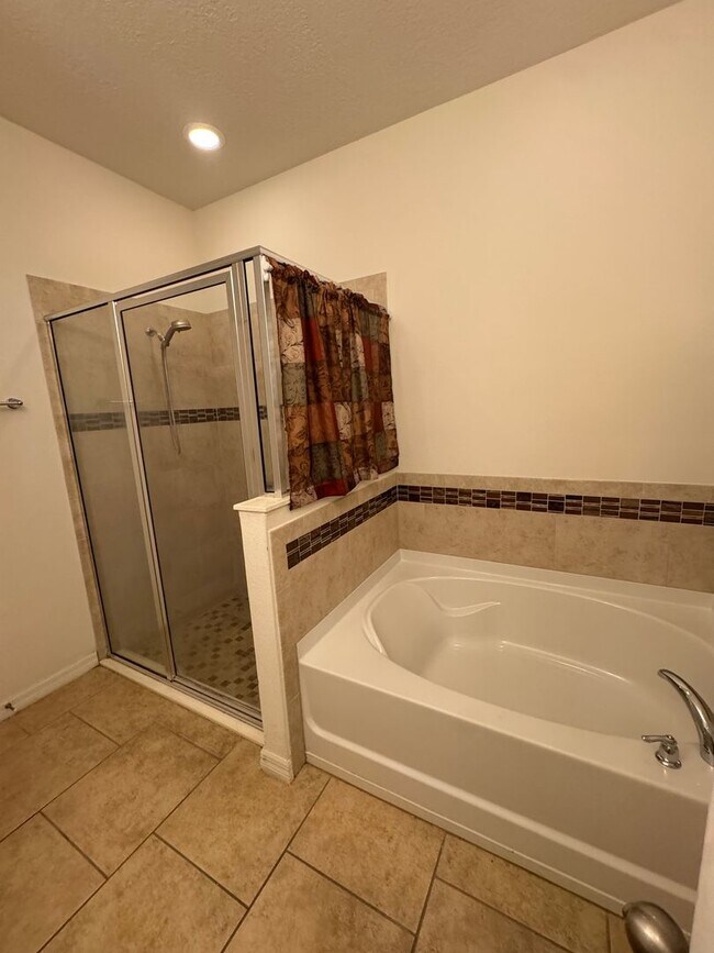Building Photo - SPACIOUS 4BR/2BA IN THE SAINT CLOUD AREA