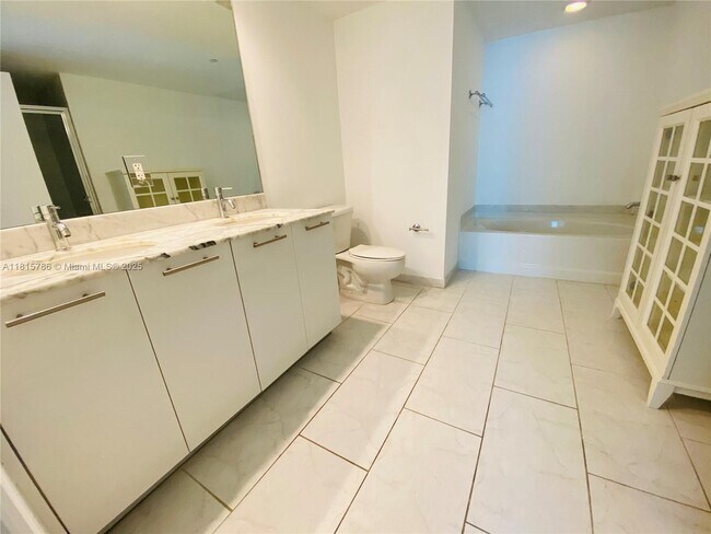 Building Photo - 950 Brickell Bay Dr