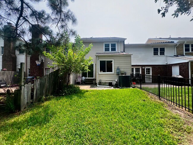 Building Photo - 4080 Thomas Jefferson Dr