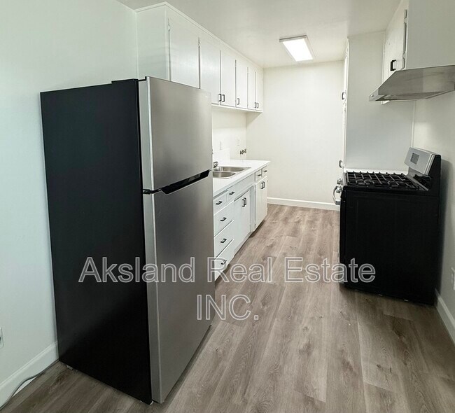 Building Photo - 4555 Davis Ave