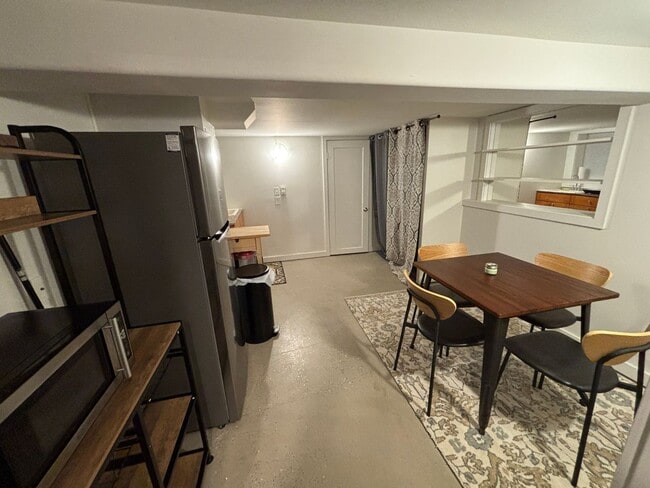 Building Photo - Spacious Ground Floor Unit