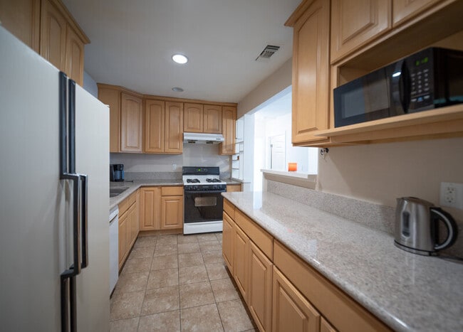 Building Photo - 118 E Shady Grove Dr