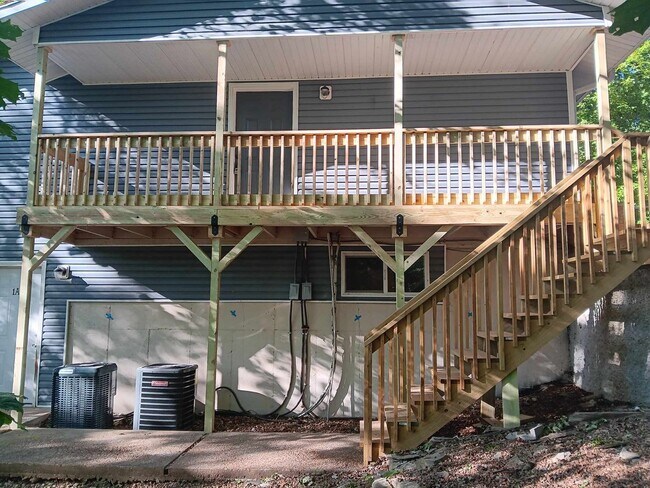 Building Photo - Nice 2 Bedroom Apartment overlooking Treeline lake