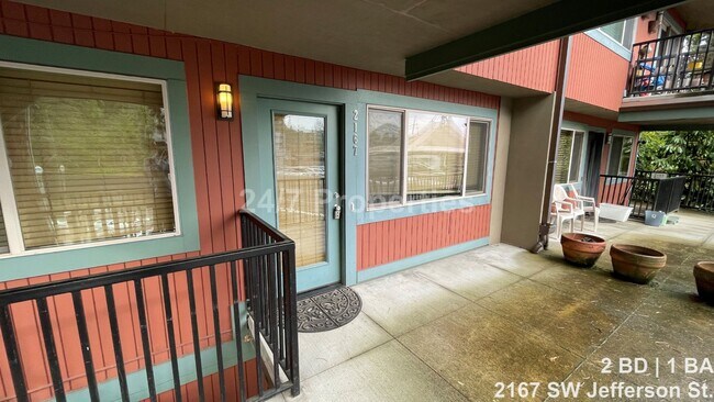 Building Photo - **$500 off** 2BD I 1BA + Parking - SW PDX