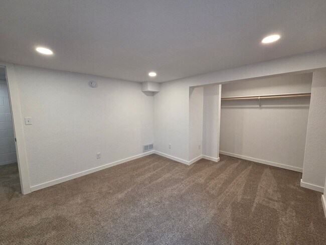 Building Photo - W 2nd St 1408-1410