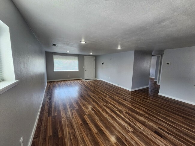 Building Photo - Charming Updated N. Richland 3 bedroom, 1 ...