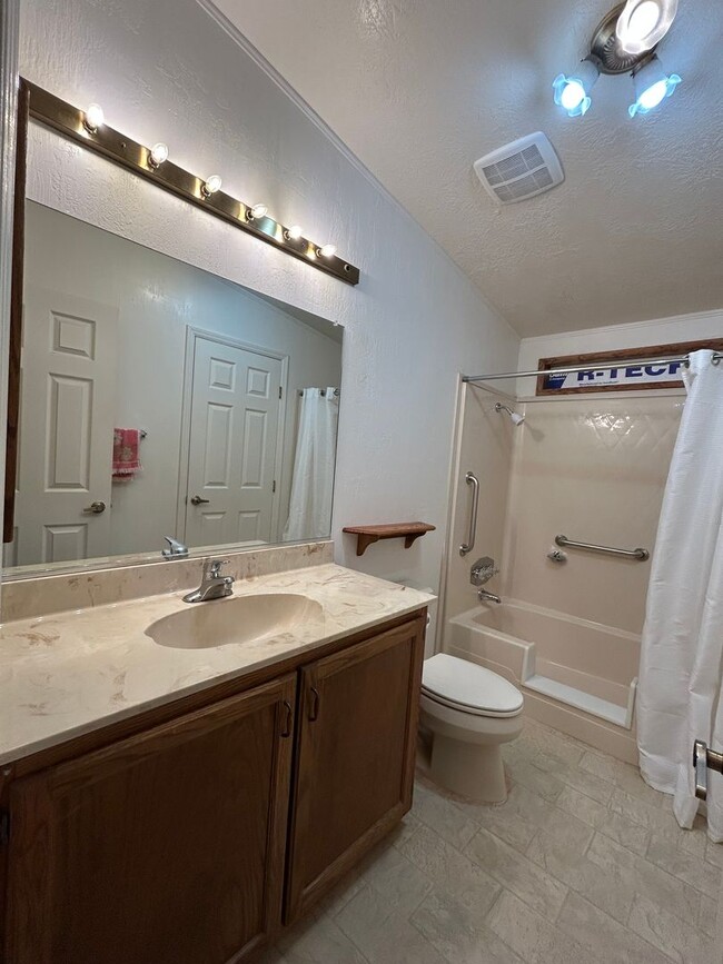 Building Photo - 8 Bass Ct