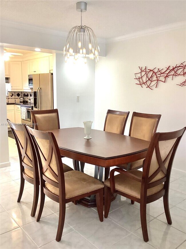 Building Photo - 681 S Hollybrook Dr