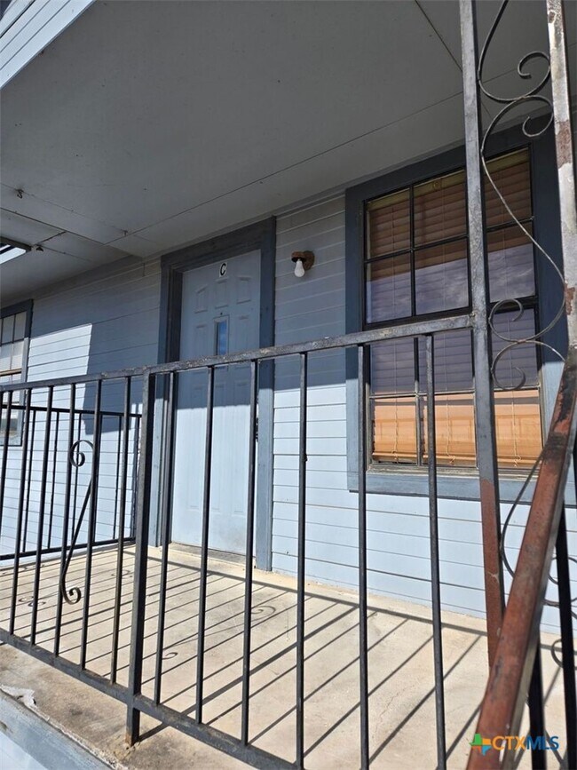 Building Photo - 4805 Cedarhill Cir