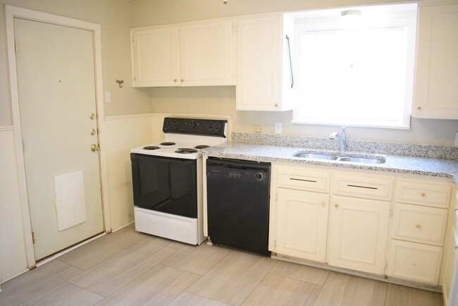 Building Photo - Super Cute 2 Bedroom Home in Tech Terrace!