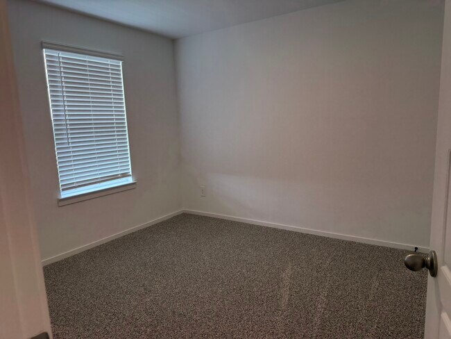 Building Photo - 407 Robin Ct