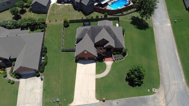 Building Photo - Beautiful 5-bed/3-bath home with covered patio