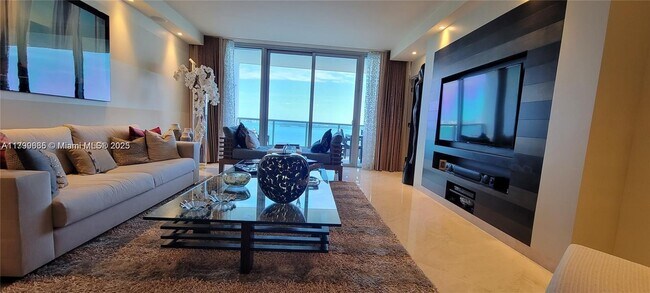 Building Photo - 1331 Brickell Bay Dr