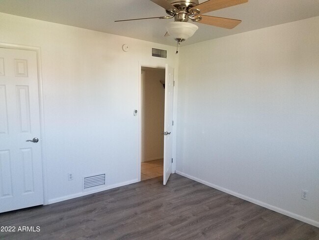 Building Photo - 6401 E Parkview Dr
