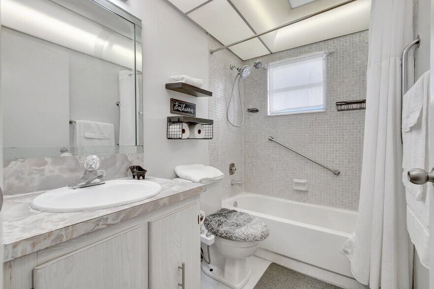 Building Photo - 481 Burgundy P