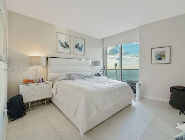 Building Photo - 851 NE 1st Ave