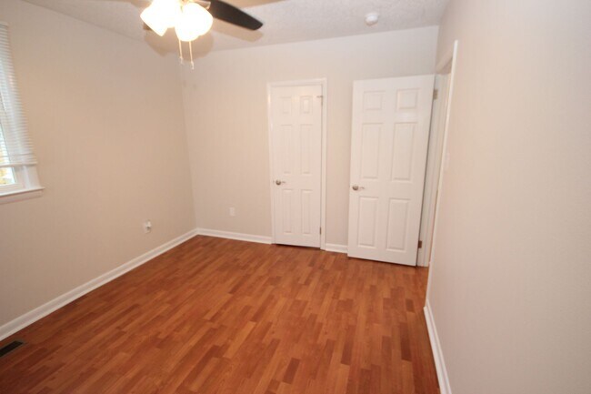 Building Photo - Renovated 2 Bedroom, 1 Bath Single-Family Home
