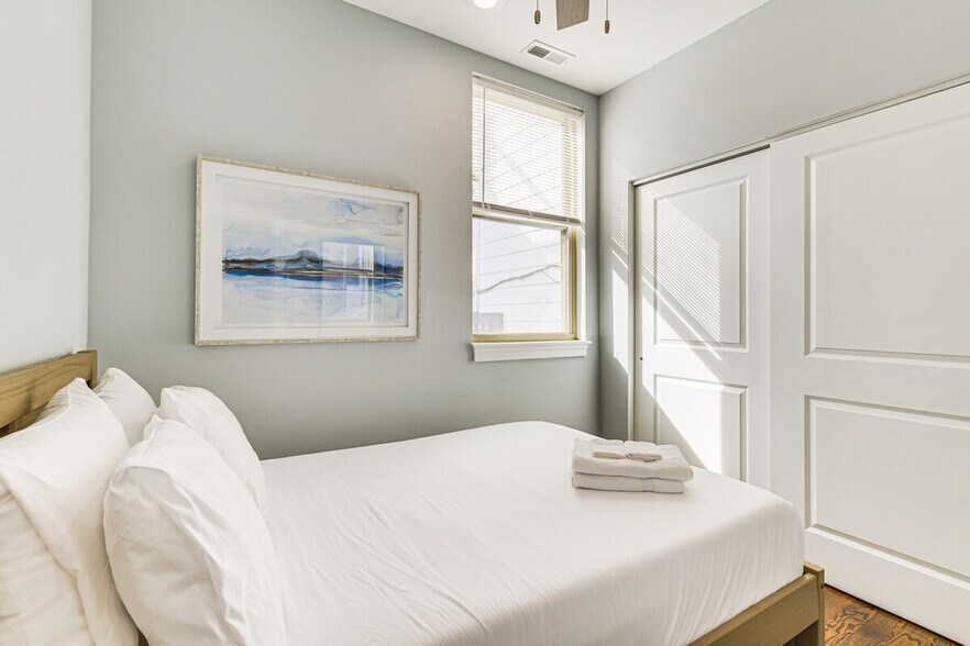 Building Photo - 2113 W Armitage Ave