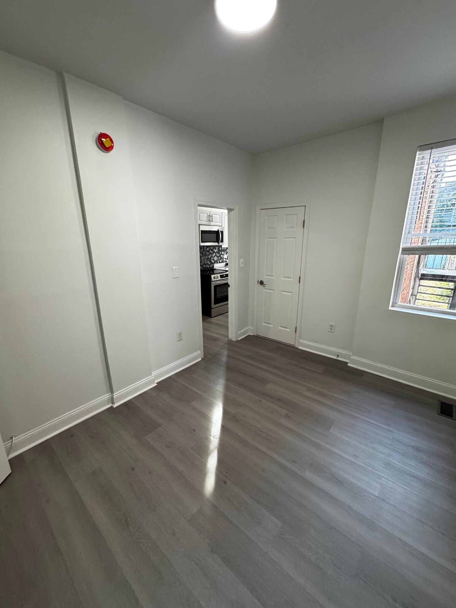 Large Master suite off of bathroom - 2448 Lakeview Ave