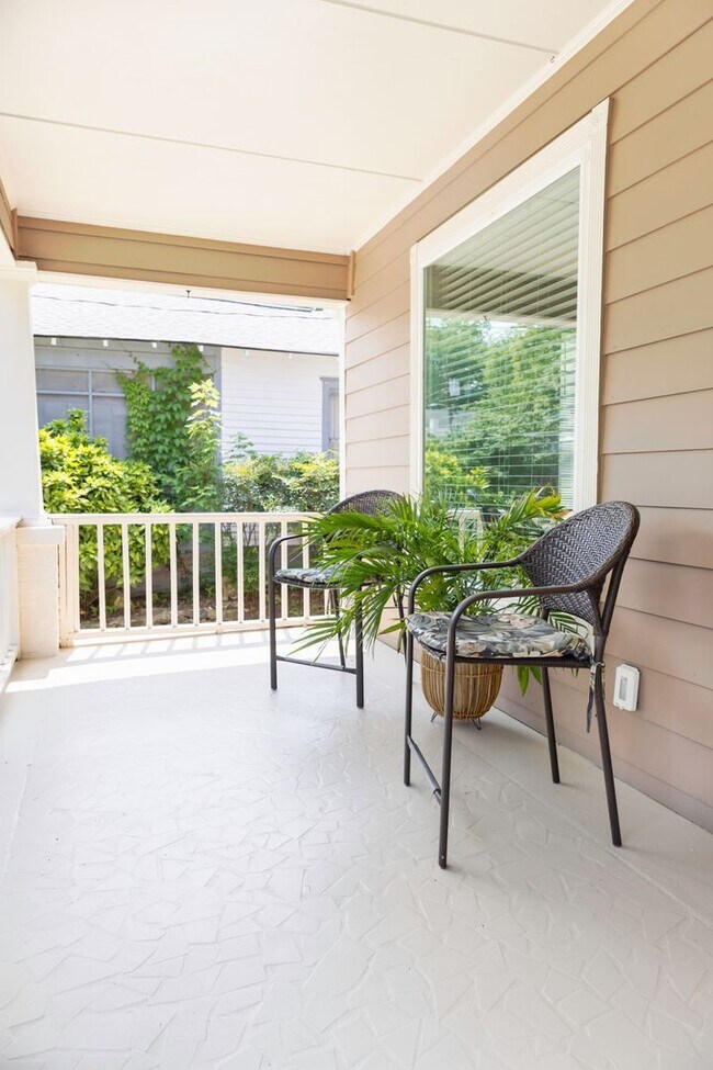 Building Photo - Spacious 4/3.5 w/ Master on Main and Fully Fenced Backyard!