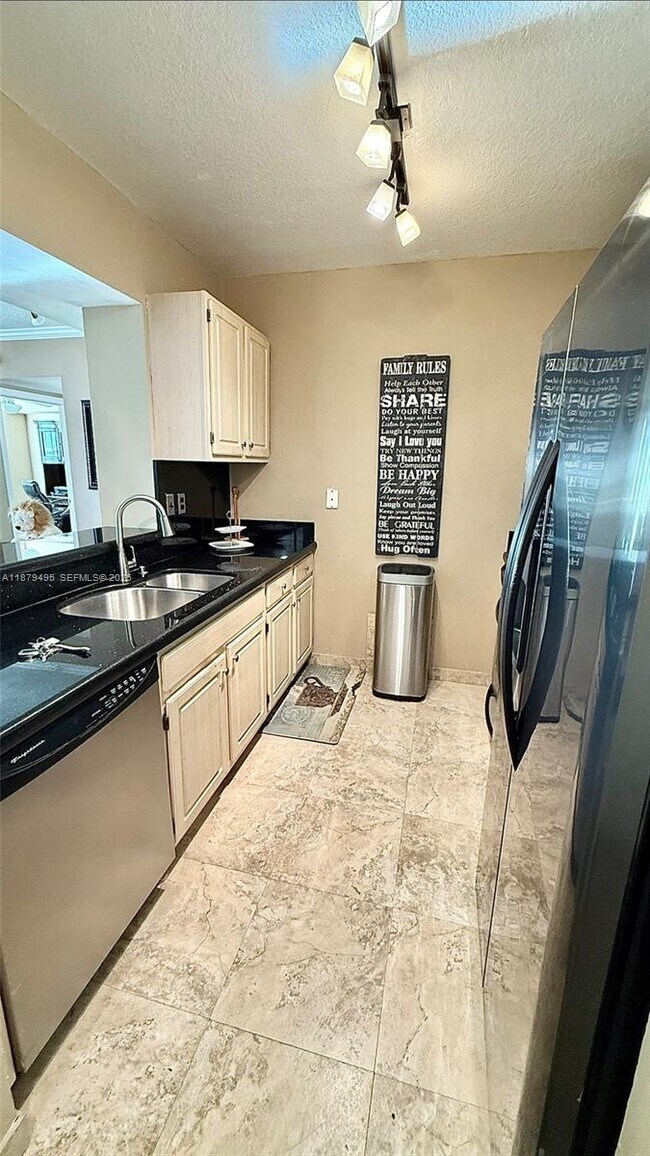 Building Photo - 2665 SW 37th Ave