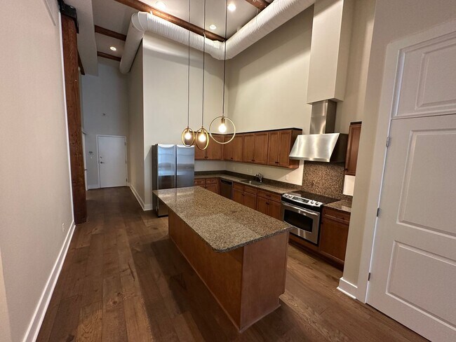 Building Photo - Desirable Nettleton rare vacancy massive  1Bd  2.5 bath with office/flex space , 2 parking space ...