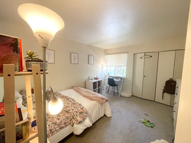 Building Photo - Remodeled Large 4 Bedroom 2 Bath Condo  in...