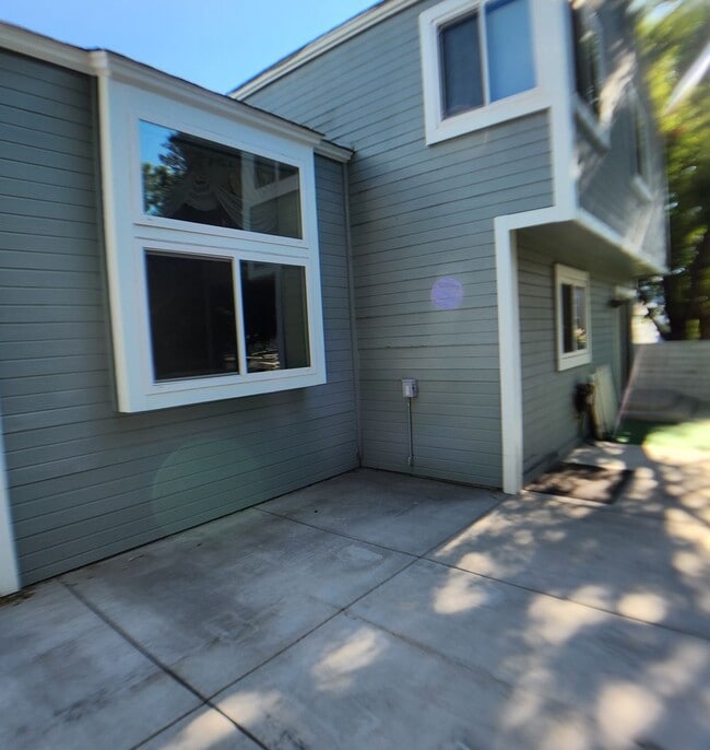 Building Photo - Crystal Lake Home For Rent