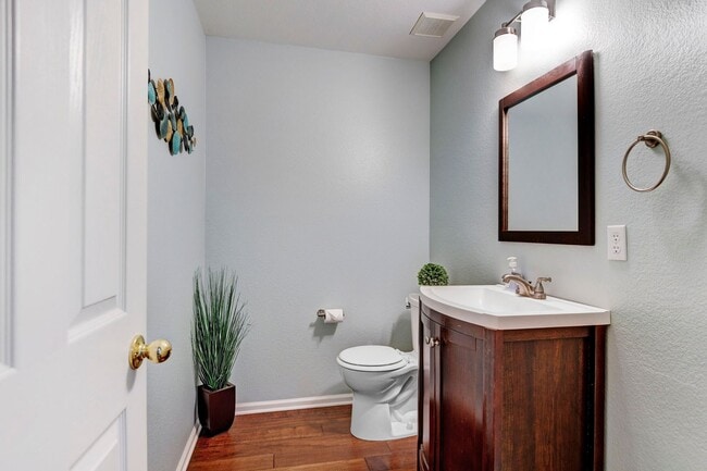 Building Photo - Beautiful luxury townhome style condominiu...