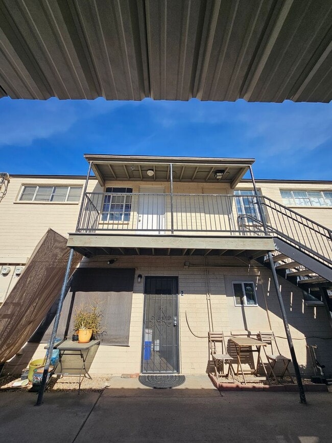 Building Photo - 1 BR 1 BATH FULL REMODEL UPPER UNIT FREE RENT OAC