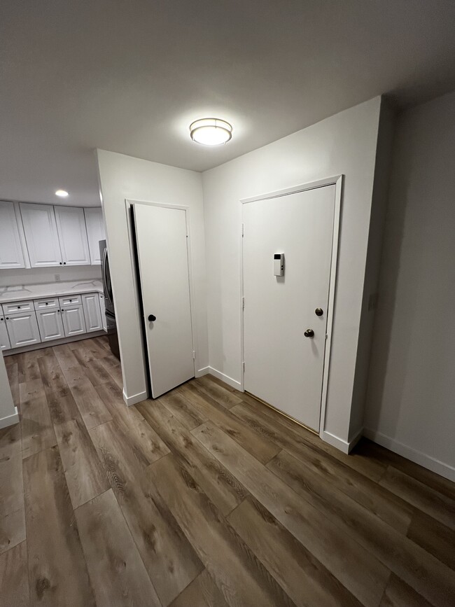 Front Door and Coat Closet - 20 29th Ave