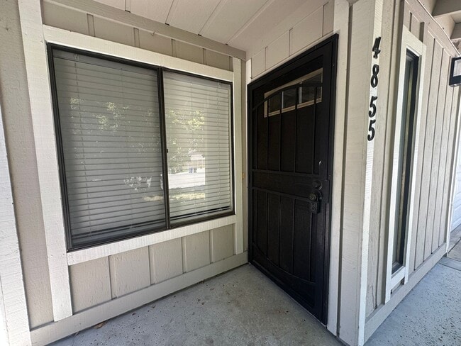 Building Photo - 2 Bedroom 2 Bathroom Updated Duplex with Y...