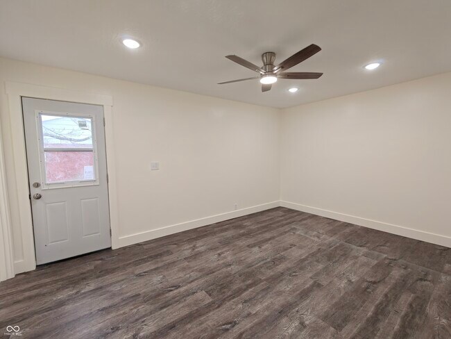 Building Photo - 2183 S Fairview Dr