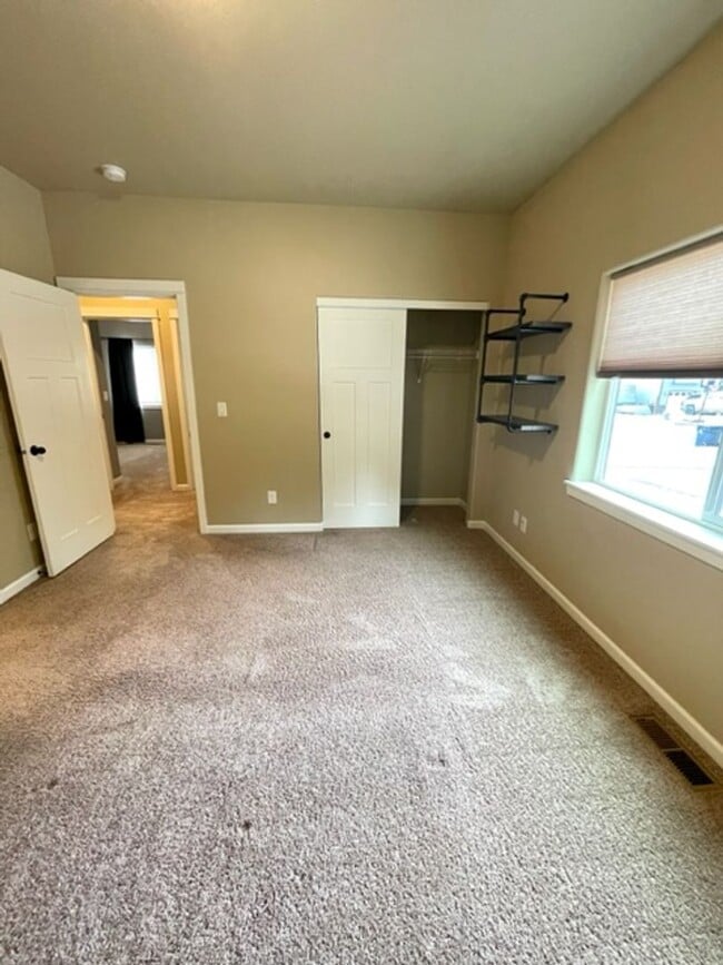 Building Photo - Beautiful 3 Bedroom Single Level home in SE Bend!