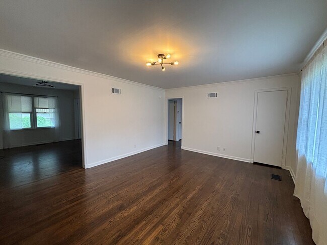 Building Photo - Adorable 3 bed, 1 bath, 1 car midtown bungalow close to the fairground, restaurants and shopping.