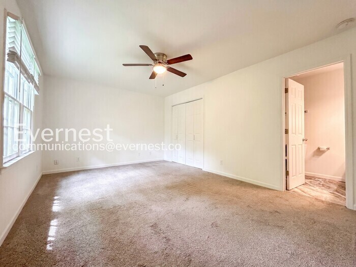 Building Photo - 323 N Briar Ridge