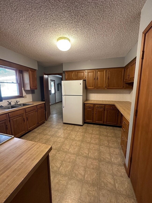 Building Photo - 905 Honeysuckle Ave