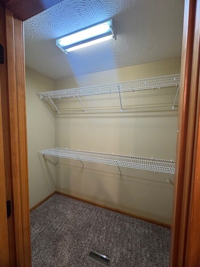 Building Photo - Southeast/Oak Grove Area!