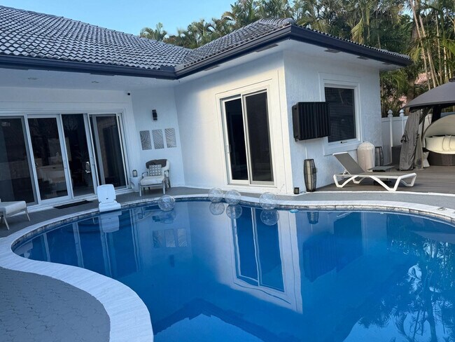 Building Photo - 830 Bailey St