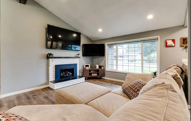 Building Photo - Riverroad Three Bedroom!