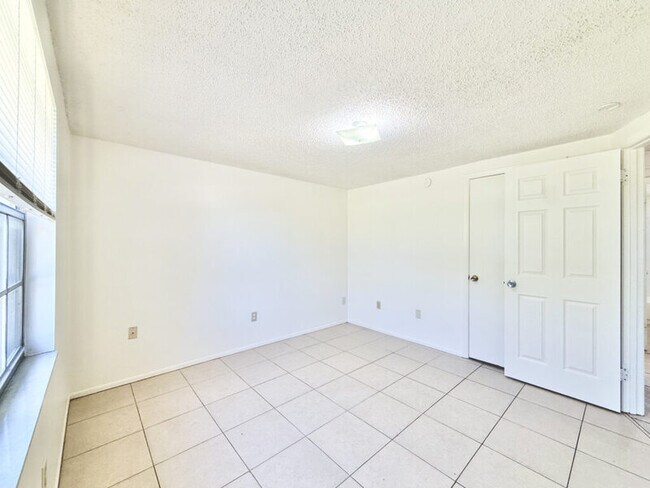 Building Photo - 7071 Bee Ridge Rd