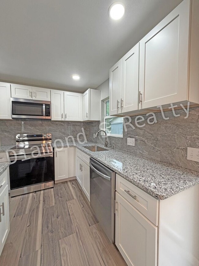 Building Photo - Completely Remodeled 4 Bedroom Home in Nixa!