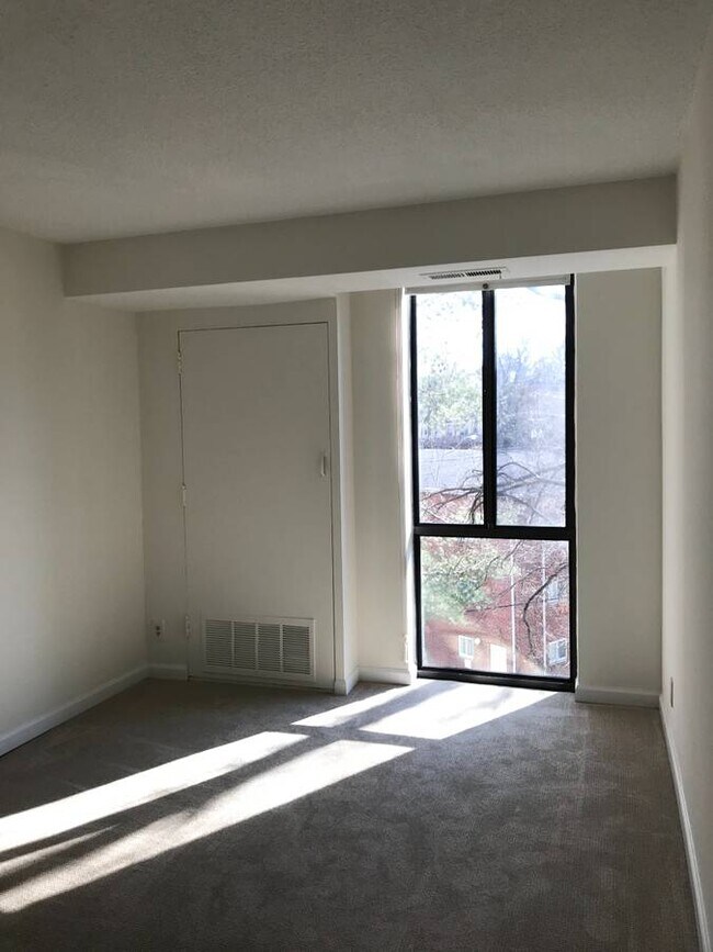 Den 13'x8' often used as second/guest bedroom, nursery and WFH office; hall closet adjacent - 1401 N Rhodes St