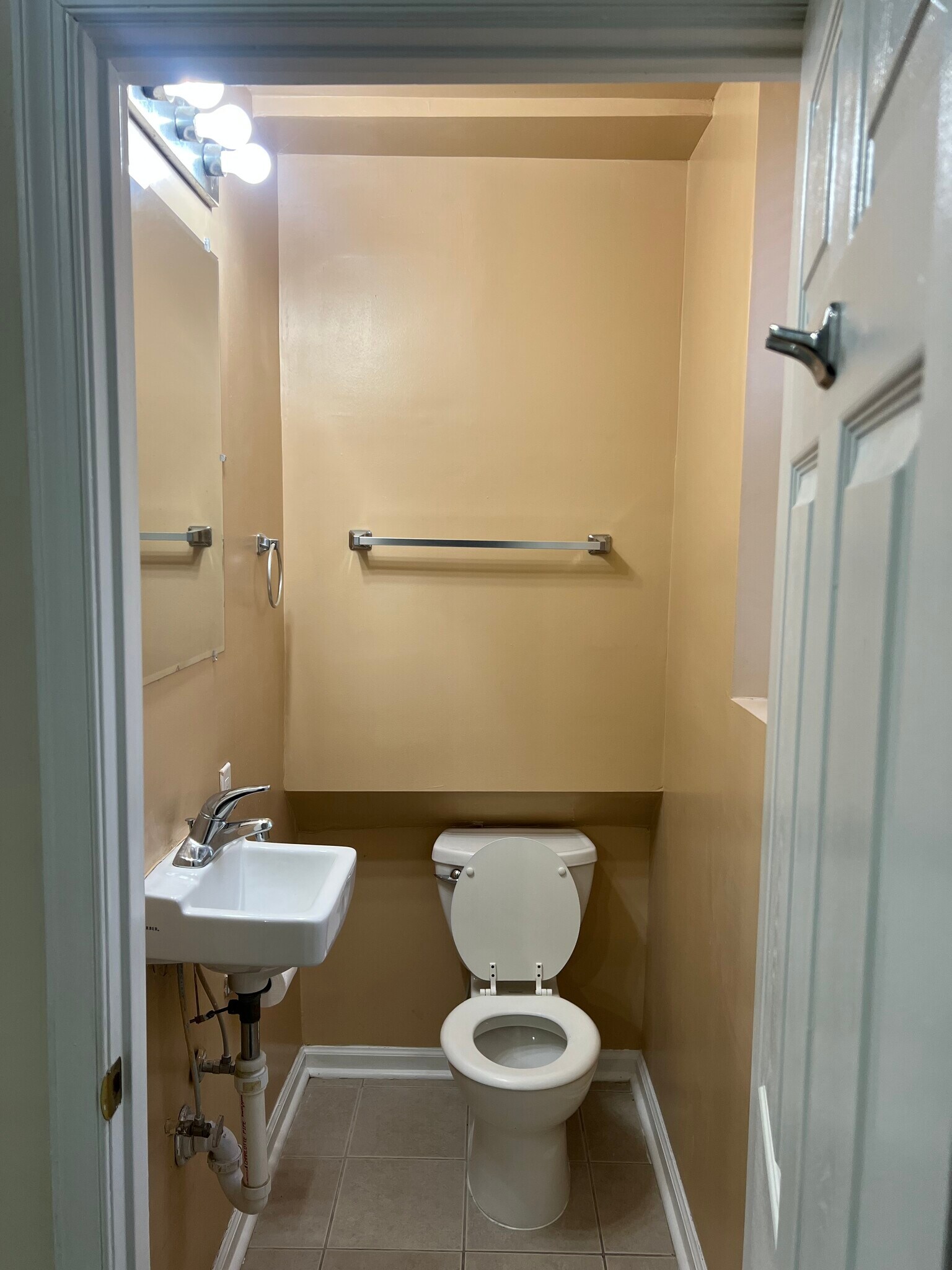 Bathroom - 818 Whitelock St