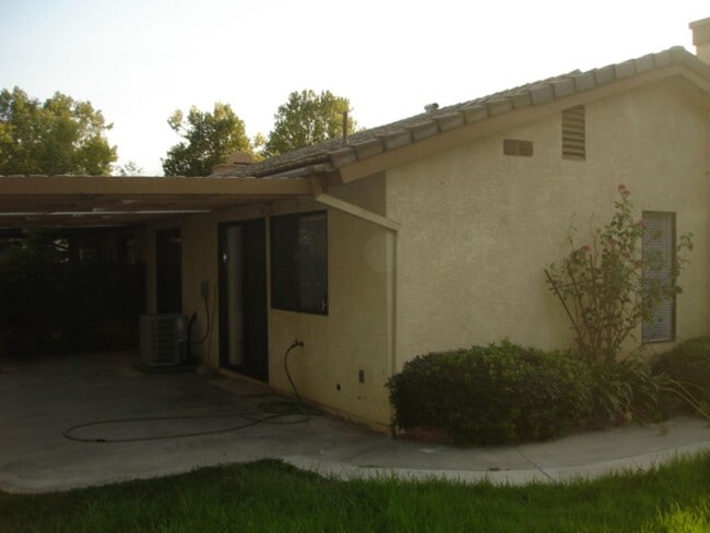 Building Photo - LEASE PENDING! 2 Bedroom Home in Valencia!