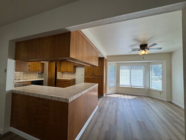 Building Photo - 657 W Escalon Ave