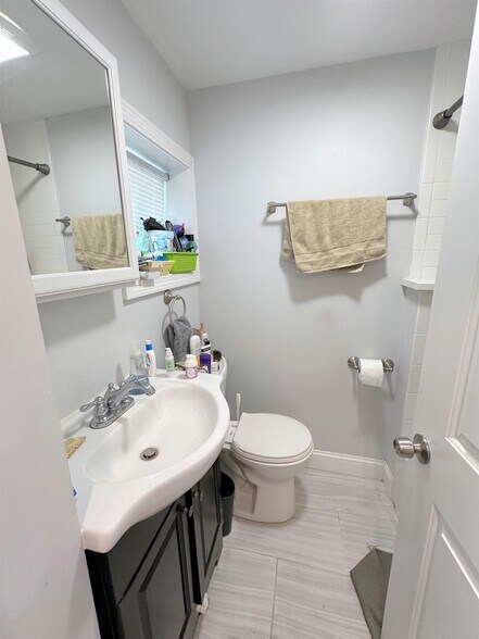 Building Photo - 164 Charles St