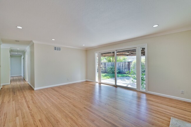Building Photo - Charming & Refreshed Well-Maintained 4 Bed...