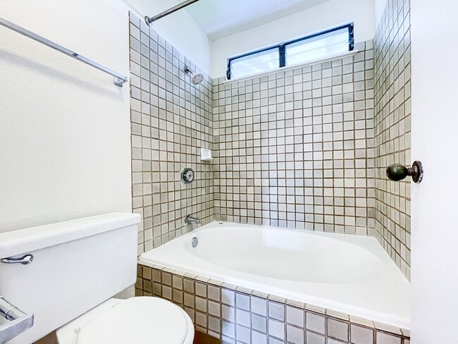 Building Photo - Spacious Wailuna! Centrally Located!